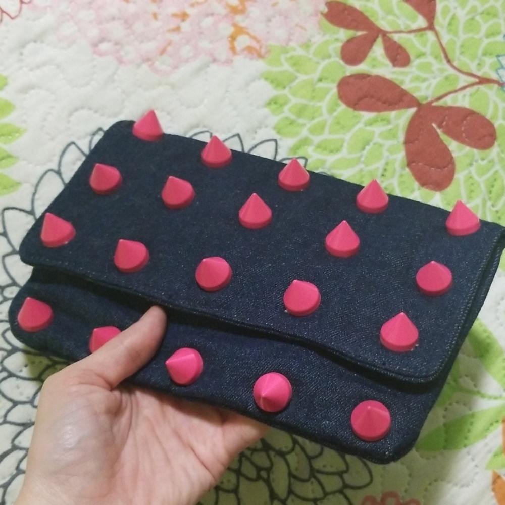 Super cute fold over denim clutch😍
